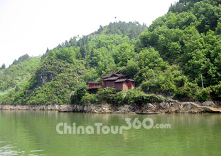 Scenery along Shennongxi Stream