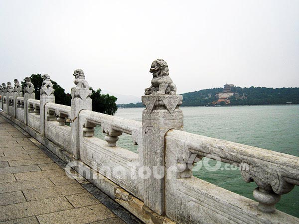 Statues of Lion on Guardrail of Seventeen-Arch Bridge