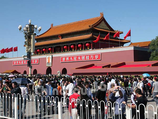 Many tourists visit Beijing Tiananmen Square on National Day