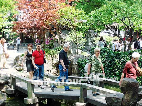 Yuyuan Garden attracts more and more visitors