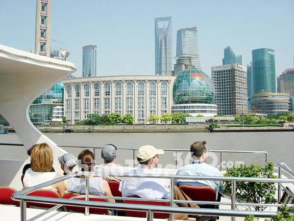 The magnificent sights of Huangpu River Cruise