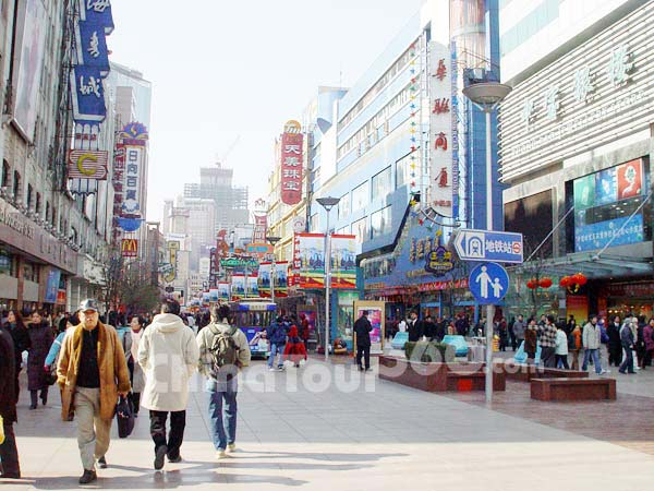 The wide and neat pedestrian street of Nanjing Road