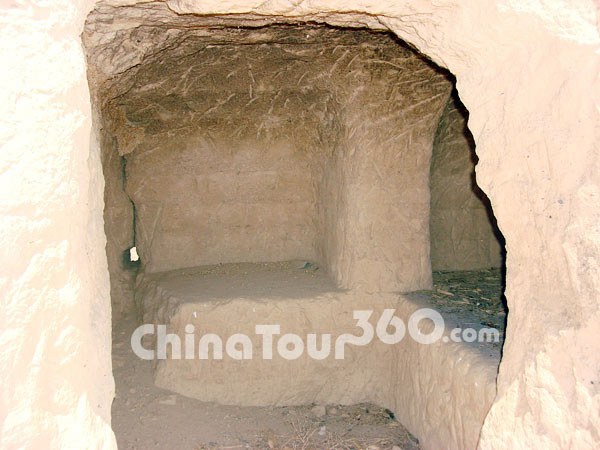 Cave dug by the loccal people, Shandan Great Wall