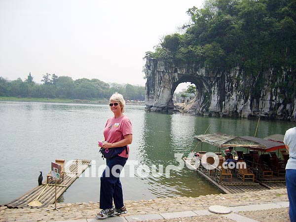 Take a Photo with the Background of Guilin Elephant Trunk Hill