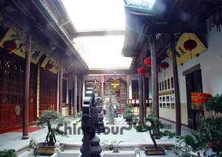 Inside Jade Buddha Temple
