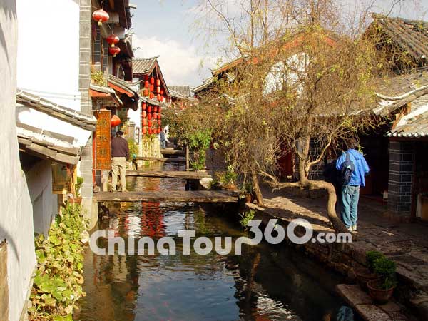 Interlaced Rivers Flowing under Lijiang Old Town