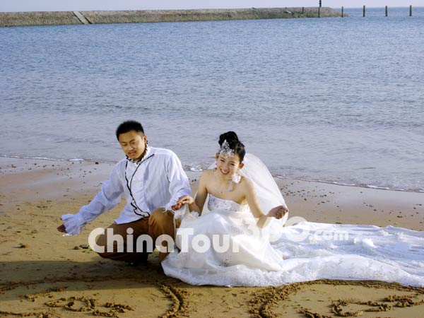 Wedding Photo Taking on the Beach near to the Laoshan Mountain