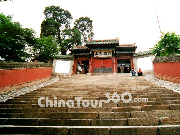 Gate of Yuquan Temple