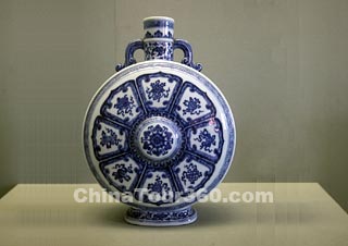 A Porcelain Pot of the Qing Dynasty