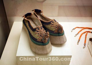 Shoes Emboridered with Phoenix-pattern Toes